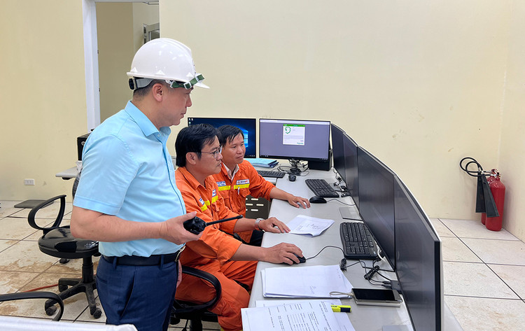 Ông Nguyễn Khắc Nhân, Phó Giám đốc SPMB (áo xanh) chỉ huy thao tác đóng điện Dự án Trạm biến áp 220kV Long Khánh và đấu nối (ảnh: EVNNPT)