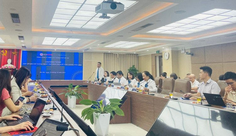 Ông Nguyễn Ánh Dương, Phó Tổng giám đốc Tổng công ty Điện lực TP. Hà Nội thông tin về lộ trình triển khai đổi lịch ghi chỉ số công tơ điện áp dụng trên địa bàn Thành phố