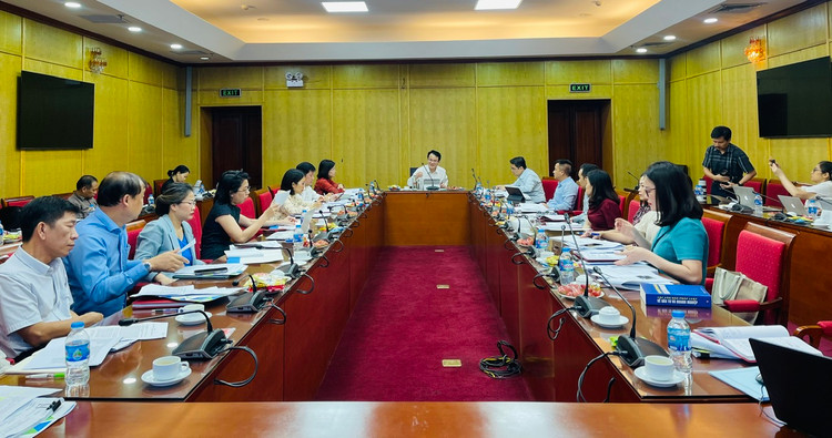 Thứ trưởng Bộ Kế hoạch và Đầu tư Trần Quốc Phương (giữa) chủ trì Cuộc họp