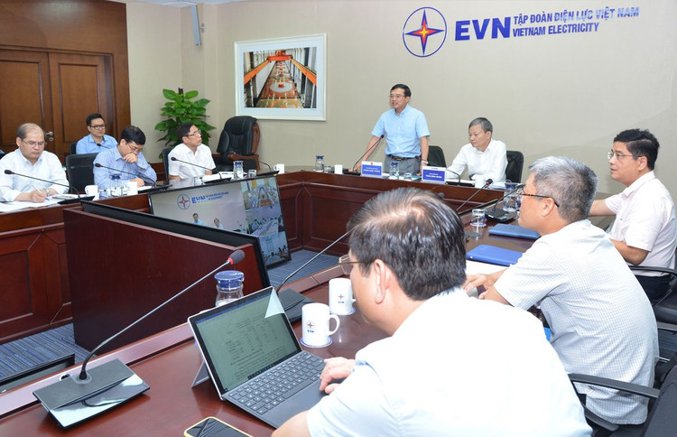 Thứ trưởng Bộ Công Thương Hoàng Quốc Vượng phát biểu chỉ đạo tại cuộc họp (ảnh: EVN)