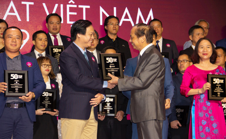 Ông Bùi Quang Anh Vũ - Tổng Giám đốc Công ty Cổ phần Bất động sản Phát Đạt nhận giải thưởng “50 Công ty Kinh doanh Hiệu quả nhất Việt Nam 2019”