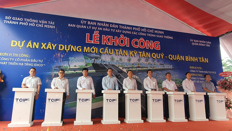 Lãnh đạo UBND TP.HCM bấm nút khởi công xây dựng cầu Tân Kỳ Tân Quý. Ảnh: Ngọc Tuấn