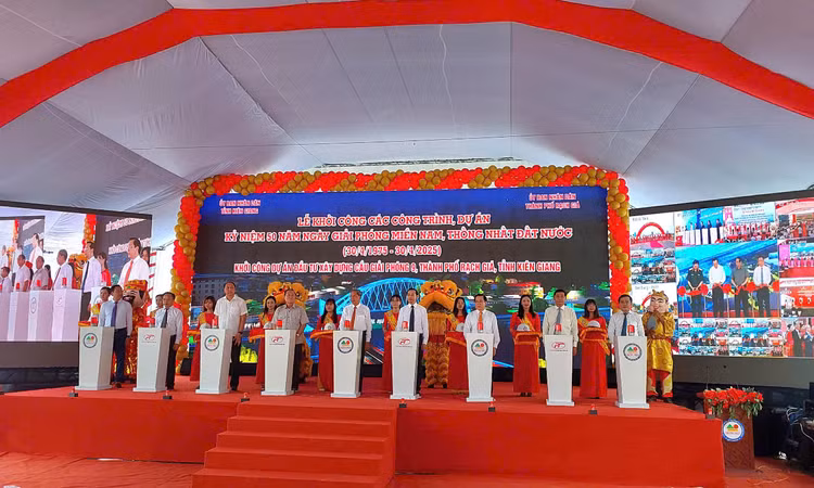 Nghi lễ bấm nút khởi công xây dựng cầu Giải phóng 9 có tổng mức đầu tư 870 tỷ đồng để chào mừng 50 năm Ngày giải phóng miền Nam, thống nhất đất nước. Ảnh: NT