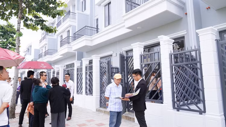 Nhiều dự án bất động sản vừa công bố ra thị trường đã có lượng giao dịch tốt. Ảnh: C.T