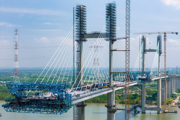 Cầu Phước Khánh trên cao tốc Bến Lức - Long Thành đang được triển khai thi công. Ảnh ĐC