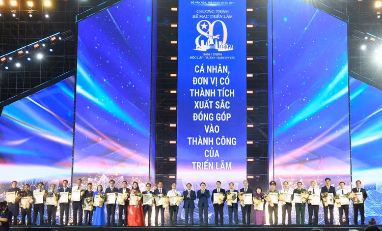 Thủ tướng Chính phủ đã tặng Bằng khen cho 36 tập thể và cá nhân có thành tích xuất sắc tại Triển lãm A80