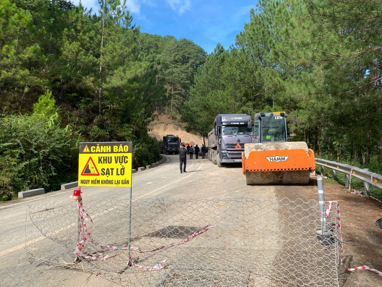 Đợt mưa lũ cuối tháng 11/2025 gây sạt lở nghiêm trọng trên nhiều tuyến quốc lộ qua Trung Bộ, Tây Nguyên và Nam Trung Bộ, làm gián đoạn giao thông tại các trục huyết mạch - ảnh Cục Đường bộ Việt Nam cung cấp