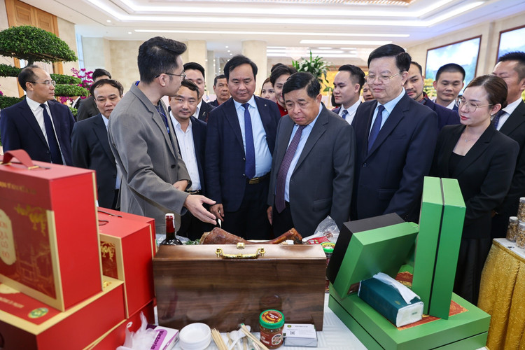 Các đại biểu tham quan các gian hàng trưng bày tại Diễn đàn Kinh tế hợp tác, hợp tác xã năm 2025