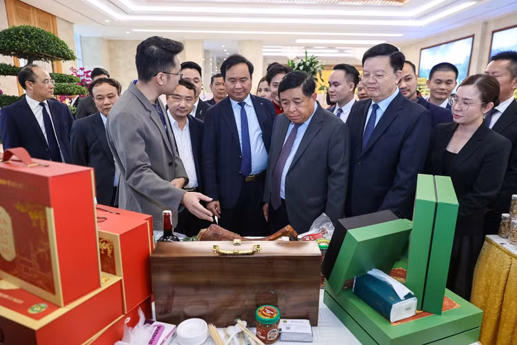 Các đại biểu tham quan các gian hàng trưng bày tại Diễn đàn Kinh tế hợp tác, hợp tác xã năm 2025