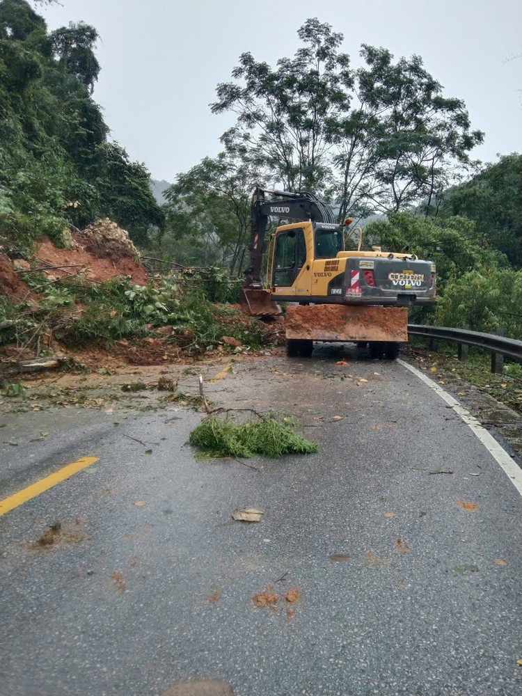 Các đơn vị quản lý đường bộ huy động nhân lực, thiết bị để thông xe các điểm tắc còn lại