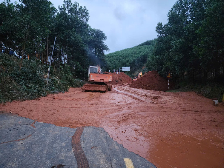 Bộ Xây dựng yêu cầu Cục Kinh tế - Quản lý đầu tư xây dựng chỉ đạo các Ban Quản lý dự án, chủ đầu tư, nhà thầu thi công, các đơn vị liên quan triển khai các giải pháp bảo đảm an toàn thi công công trình xây dựng và phòng chống sạt lở trong mùa mưa lũ ảnh: Cục Đường bộ Việt Nam cung cấp