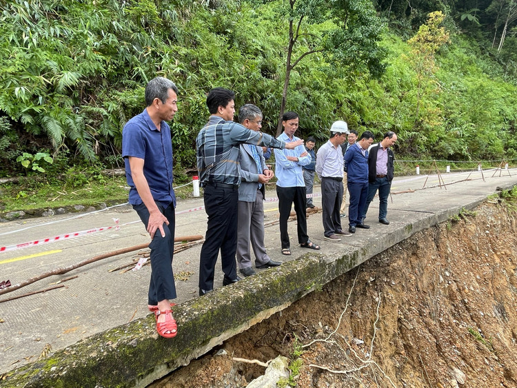 Kết cấu hạ tầng giao thông đường bộ khu vực miền Trung bị hư hỏng sau bão số 12 và mưa lũ sau bão. Ảnh: Cục Đường bộ Việt Nam