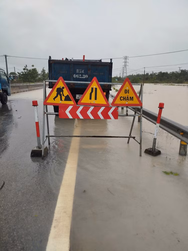 Tình hình sạt lở taluy âm, taluy dương xảy ra trên diện rộng khu vực Nam Trung Bộ và Tây Nguyên. Ảnh: Cục Đường bộ Việt Nam cung cấp
