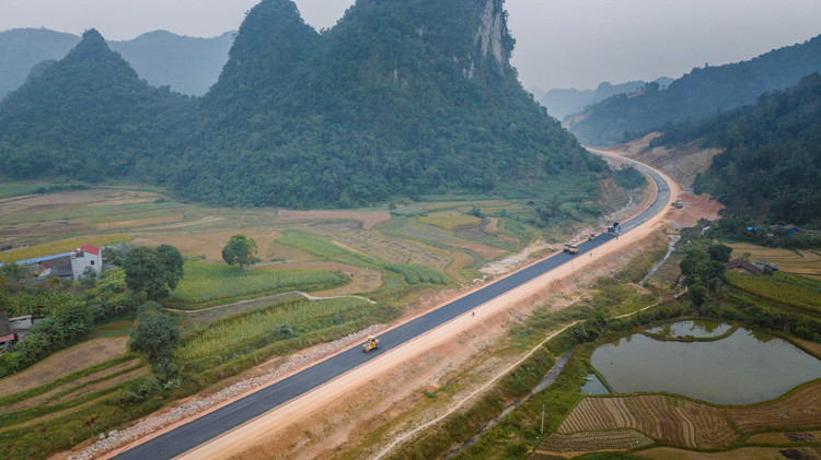 Một đoạn tuyến trên cao tốc Đồng Đăng - Trà Lĩnh do Tập đoàn Đèo Cả thi công