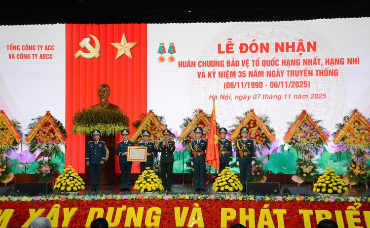 Thượng tướng Bộ Quốc phòng Lê Huy Vịnh trao Huân chương Bảo vệ Tổ quốc hạng Nhất cho Tổng công ty ACC Ảnh Bích Thảo