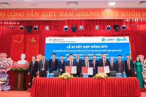 Đại diện Chủ đầu tư, Nhà thầu trúng thầu và các bên liên quan chứng kiến nghi thức ký kết hợp đồng Gói thầu EPC Dự án Nâng cấp, cải tạo hệ thống xử lý khí thải Nhà máy Nhiệt điện Quảng Ninh (ảnh: QTP)