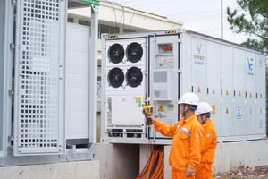 Các hệ thống BESS hỗ trợ san tải, giảm áp lực lên lưới điện trong giờ cao điểm. (Ảnh: EVNNPC)