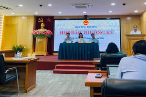 Ông Bùi Quốc Hùng, Phó Cục trưởng Cục Điện lực thuộc Bộ Công Thương trao đổi thông tin tại cuộc họp báo 