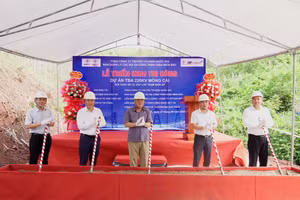 Đại diện các đơn vị tham gia Dự án Trạm biến áp 220kV Móng Cái tham gia khởi công (ảnh: EVNNPT)