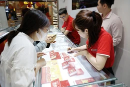 Việc thanh toán mua, bán vàng có giá trị từ 20 triệu đồng trong ngày trở lên phải được thực hiện thông qua tài khoản ngân hàng. Ảnh: Ngọc Thắng