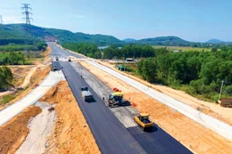Nhiều gói thầu xây đang được gáp rút triển khai để bảo đảm tiến độ giải ngân và hoàn thành kế hoạch đầu tư công trong năm 2025. Ảnh: Song Lê
