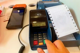 Việc áp dụng hóa đơn điện tử từ máy tính tiền giúp hộ kinh doanh quản lý hoạt động minh bạch hơn, theo dõi được dòng tiền. Ảnh: Nhã Chi