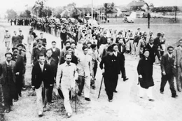 Nhân dân Hà Nội đón mừng Chủ tịch Hồ Chí Minh và các vị được giới thiệu ứng cử Đại biểu Quốc hội khóa I. Ảnh tư liệu