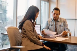 Doanh nghiệp Anh tăng lương 3% nhưng bi quan về tuyển dụng, lo ngại AI thay thế nhân sự