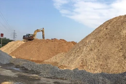 Nhà thầu xây dựng tiếp tục đối mặt với “khó khăn kép”