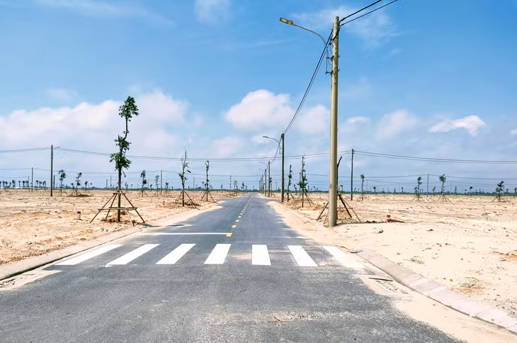 Việc "tam sao thất bổn" càng làm cho câu chuyện sốt đất càng ly kỳ và cuốn hút khiến nhiều người bất chấp rủi ro để lao vào. Ảnh: Ngô Bảo Tín