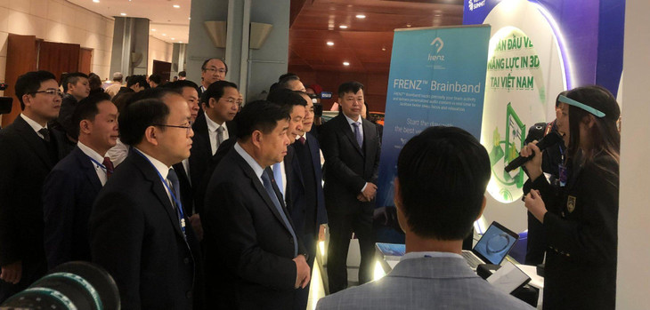 Đoàn đại biểu tham dự Diễn đàn nghe các startup Việt tiêu biểu chia sẻ về những sản phẩm đổi mới sáng tạo của doanh nghiệp. Ảnh: Việt Anh