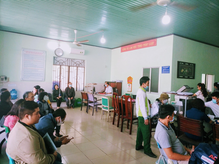 Các văn phòng công chứng ở Long Hải luôn đầy ắp khách hàng đến giao dịch mua bán đất đai. Ảnh: Ngô Ngãi