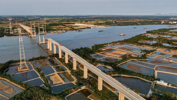 Cầu Bình Khánh bắc qua sông Soài Rạp với tổng vốn đầu tư hơn 2.800 tỷ đồng dự kiến hoàn thành vào tháng 9/2025 sau một thời gian dài tạm ngưng thi công đang hứa hẹn giúp rút ngắn thời gian đi lại giữa Cần Giờ và TP.HCM. Ảnh: Internet