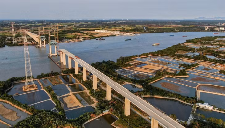 Cầu Bình Khánh bắc qua sông Soài Rạp với tổng vốn đầu tư hơn 2.800 tỷ đồng dự kiến hoàn thành vào tháng 9/2025 sau một thời gian dài tạm ngưng thi công đang hứa hẹn giúp rút ngắn thời gian đi lại giữa Cần Giờ và TP.HCM. Ảnh: Internet Cầu Bình Khánh bắc qua sông Soài Rạp với tổng vốn đầu tư hơn 2.800 tỷ đồng dự kiến hoàn thành vào tháng 9/2025 sau một thời gian dài tạm ngưng thi công đang hứa hẹn giúp rút ngắn thời gian đi lại giữa Cần Giờ và TP.HCM. Ảnh: Internet