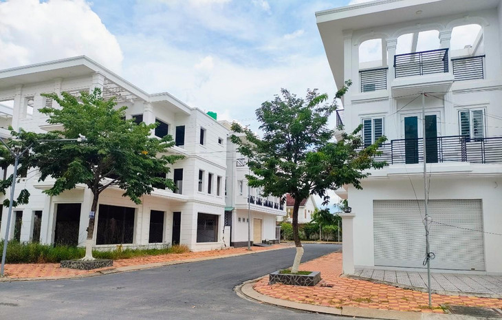 Để đảm bảo quyền lợi cho khách hàng, Công ty Thiên Đức kiến nghị UBND tỉnh Bến Tre chấp thuận chủ trương cho phép chuyển nhượng nhà cho hộ dân, do các công trình hạ tầng kỹ thuật nêu trên đã hoàn thành, đủ điều kiện để hộ dân sinh sống, an cư. Ảnh: Ngô Bảo Tín