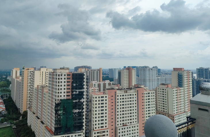 Bất kỳ một lý do nào đó phát sinh từ chủ đầu tư hoặc cơ quan chức năng khiến cho việc ra sổ bị tắc, mọi rủi ro và thiệt thòi đều đổ dồn vào khách hàng. Ảnh: Bảo Tín