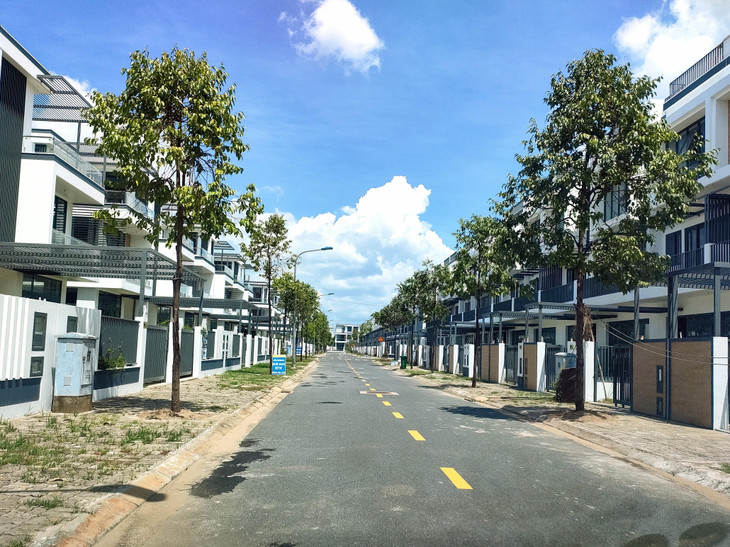 Nguồn cung mới và sức cầu phân khúc nhà phố, biệt thự dự báo tiếp tục xu hướng đi ngang so với quý I, dao động khoảng 350 - 400 căn, tập trung chủ yếu ở Bình Dương, Đồng Nai và TP.HCM. Ảnh: Bảo Tín