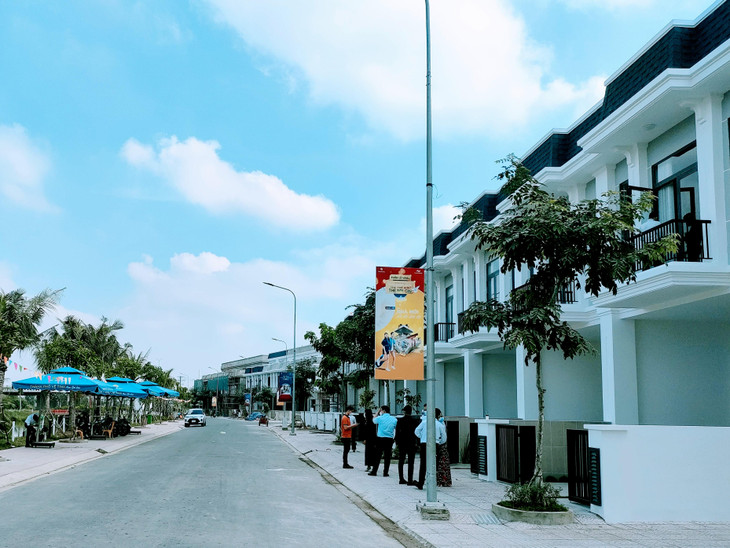 Nhiều doanh nghiệp bất động sản có dấu hiệu “hụt hơi” sau động thái siết chặt tín dụng khiến cho thị trường giảm thanh khoản. Ảnh: Bảo Tín Nhiều doanh nghiệp bất động sản có dấu hiệu “hụt hơi” sau động thái siết chặt tín dụng khiến cho thị trường giảm thanh khoản. Ảnh: Bảo Tín