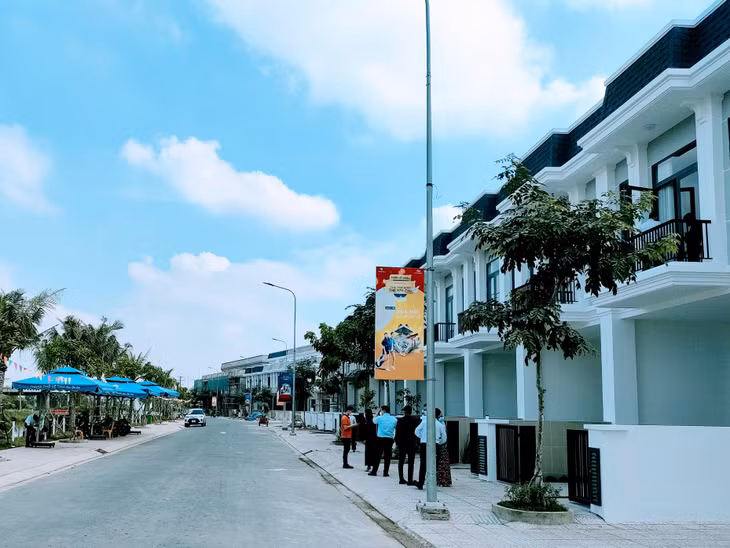 Nhiều doanh nghiệp bất động sản có dấu hiệu “hụt hơi” sau động thái siết chặt tín dụng khiến cho thị trường giảm thanh khoản. Ảnh: Bảo Tín