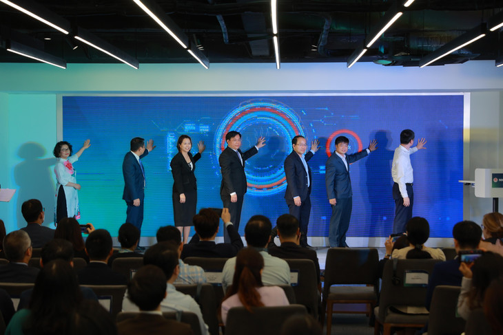 Các đại biểu tham dự cùng công bố Báo cáo