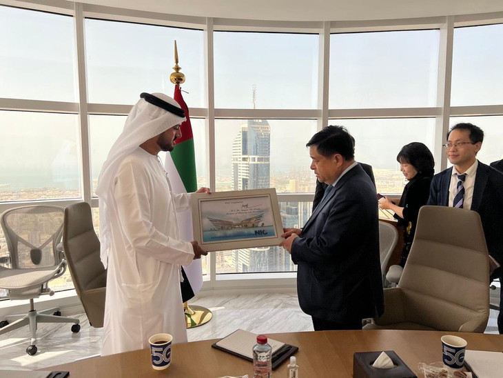 Bộ trưởng Nguyễn Chí Dũng tặng quà lưu niệm cho Chủ nhiệm Các dịch vụ Chính phủ, Văn phòng Thủ tướng UAE Bộ trưởng Nguyễn Chí Dũng tặng quà lưu niệm cho Chủ nhiệm Các dịch vụ Chính phủ, Văn phòng Thủ tướng UAE