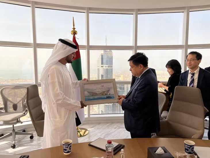Bộ trưởng Nguyễn Chí Dũng tặng quà lưu niệm cho Chủ nhiệm Các dịch vụ Chính phủ, Văn phòng Thủ tướng UAE