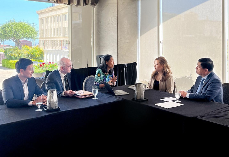 Bộ trưởng Bộ Kế hoạch và Đầu tư Nguyễn Chí Dũng cùng TS .Cao Anh Tuấn - đồng sáng lập &amp; CEO Genetica, Giáo sư Dawn Song - nhà sáng lập &amp; Giám đốc Oasis Labs, và Dave Strohm - tỷ phú công nghệ nhà đầu tư mạo hiểm tại Greylock Partners trao đổi tại cuộc làm việc.