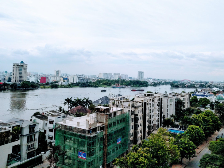 Một trong những giải pháp để kiểm soát tốc độ tăng giá bất động sản trên thị trường sơ cấp, cũng như duy trì giá bán thứ cấp ở mức ổn định là chú trọng ổn định nền kinh tế vĩ mô, kiểm soát lạm phát và lãi suất ở mức phù hợp. Ảnh: Bảo Tín