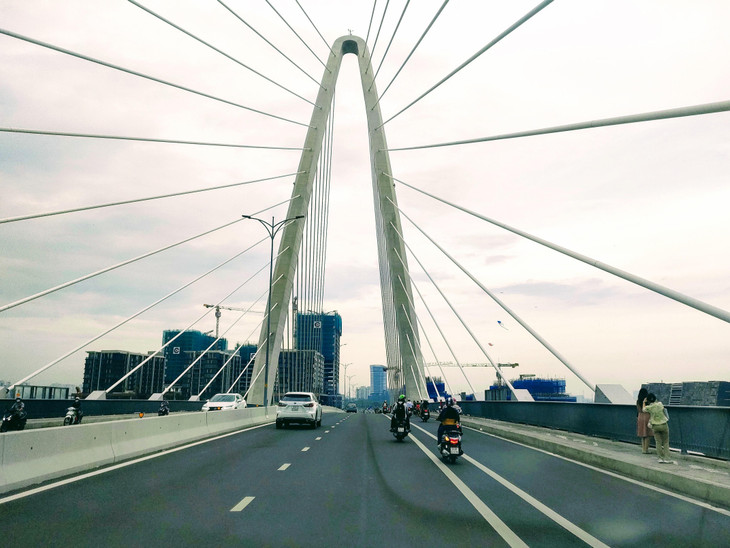 Nhà đầu tư cần xác định chiến lược đầu tư trung và dài hạn, tránh sử dụng đòn bẩy tài chính quá lớn để sẵn sàng tâm thế cho sự biến động xấu về giá lẫn thanh khoản của thị trường. Ảnh: Bảo Tín Nhà đầu tư cần xác định chiến lược đầu tư trung và dài hạn, tránh sử dụng đòn bẩy tài chính quá lớn để sẵn sàng tâm thế cho sự biến động xấu về giá lẫn thanh khoản của thị trường. Ảnh: Bảo Tín