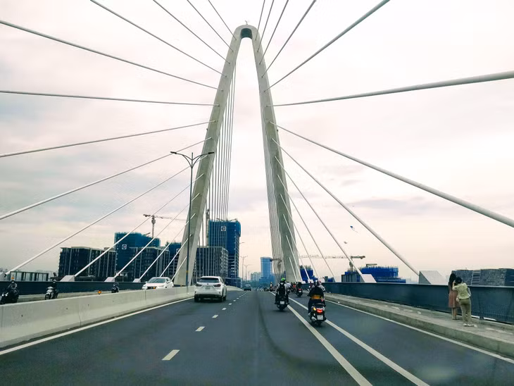 Nhà đầu tư cần xác định chiến lược đầu tư trung và dài hạn, tránh sử dụng đòn bẩy tài chính quá lớn để sẵn sàng tâm thế cho sự biến động xấu về giá lẫn thanh khoản của thị trường. Ảnh: Bảo Tín