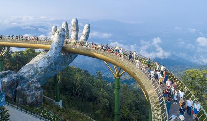 Ngành du lịch Việt Nam sau hai năm dồn nén đã lập tức chứng kiến sự hồi phục ngoạn mục khi 5 tháng đầu năm đã đón nhận tổng cộng 48,6 triệu lượt khách nội địa và 365.000 lượt khách quốc tế. Ảnh: Internet