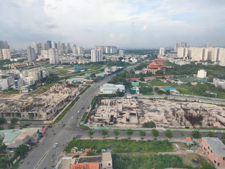 Do vướng pháp lý và thiếu vốn, nhiều dự án bất động sản ở TP.HCM đình trệ hàng năm trời, không thể triển khai. Ảnh: Bảo Tín
