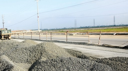 HSMT yêu cầu hợp đồng tương tự là công trình giao thông cấp II trở lên trong đó phải có đầy đủ các hạng mục như: kết cấu mặt đường bê tông nhựa, lớp móng trên đá 4x6 chèn đá dăm, lớp móng dưới đá 4x6 chèn sỏi đỏ... HSMT yêu cầu hợp đồng tương tự là công trình giao thông cấp II trở lên trong đó phải có đầy đủ các hạng mục như: kết cấu mặt đường bê tông nhựa, lớp móng trên đá 4x6 chèn đá dăm, lớp móng dưới đá 4x6 chèn sỏi đỏ...