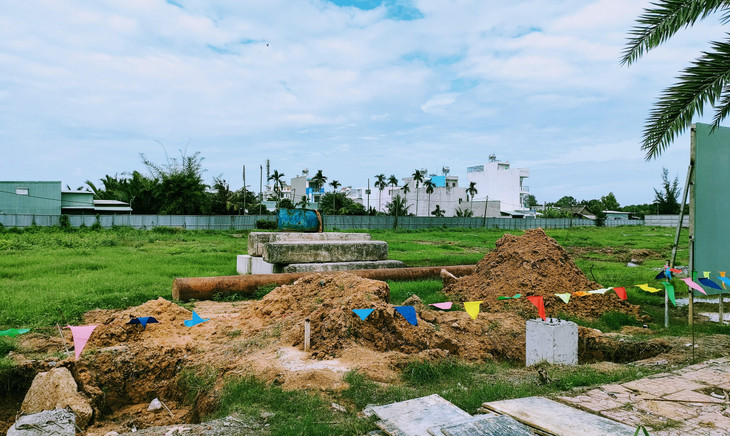 Nhiều dự án, nhiều công trình trong đó có các công trình sắp hoàn thành cũng phải dừng thi công. Ảnh: Bảo Tín